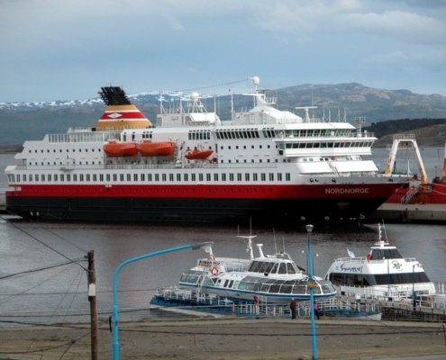 Das Bild zeigt MS Nordnorge im Hafen von Ushuaia, auch bekannt als „das Ende der Welt“, wo die Expedition am 8. November 2002 in See stach. (CREDIT: John Chardine/Hurtigruten Expeditions)