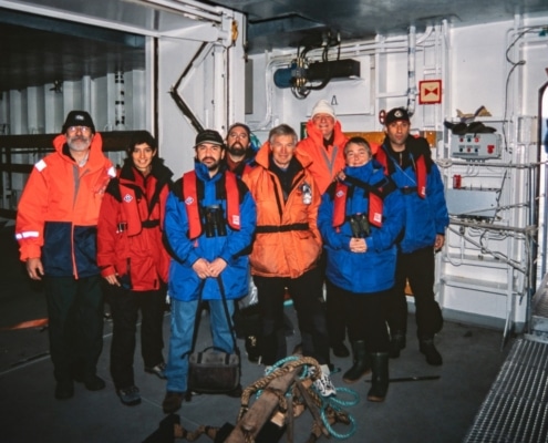 Ganz links steht Dr. John Chardine mit dem Expeditionsteam, als dieses am 8. November 2002 in die Antarktis aufbrach. (CREDIT: John Chardine/Hurtigruten Expeditions)