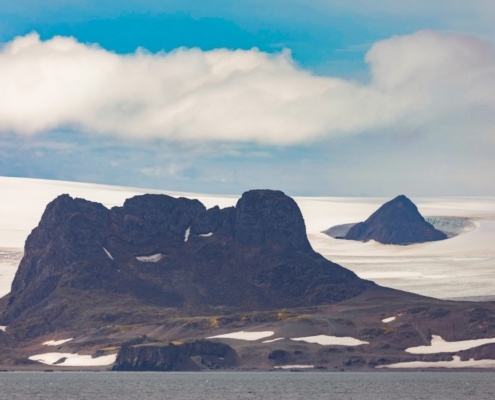 Nach der Durchquerung der Drake-Passage am 9. und 10. November 2002 war die King George-Insel auf den Südlichen Shetland-Inseln der erste Ort, an dem Land betreten wurde. Obwohl es auf den Inseln etwas wärmer ist als auf der Antarktischen Halbinsel, fiel den Gästen schnell auf, wie stark die Antarktis von ewigem Eis bedeckt ist. (CREDIT: John Chardine/Hurtigruten Expeditions)