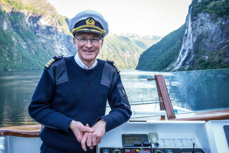 Kapitän Elmar Mühlebach auf der Nock der "Weißen Lady" bei der Fahrt durch den Geirangerfjord in Norwegen (Foto BR)