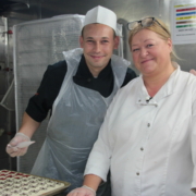 Patisserie-Chefin Roberta Rogosic mit Küchenpraktikant Benjamin Hitzler in der Küche der "Prinzessin" (Foto BR)