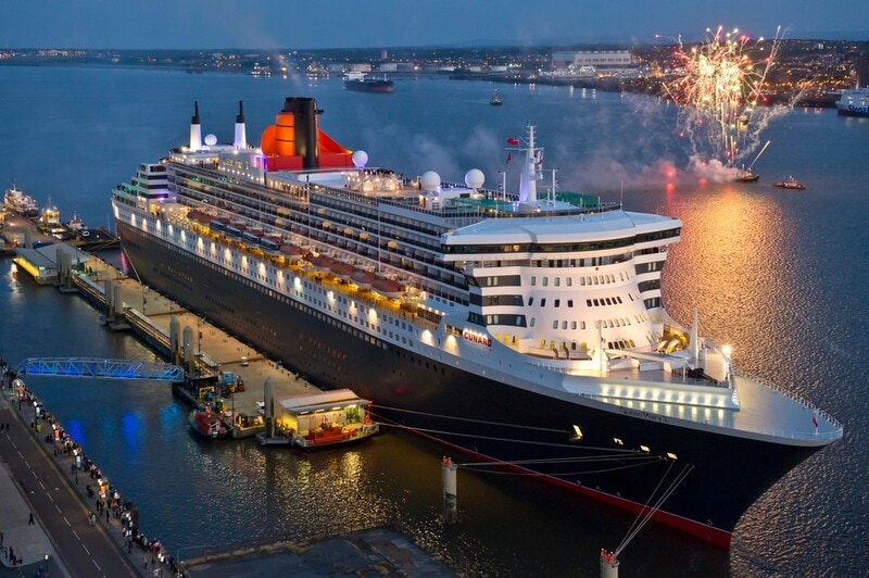 Die Queen Mary 2 ragt etwa 62 m über die Wasserlinie, was der Höhe eines 23-stöckigen Gebäudes entspricht (Foto Cunard)