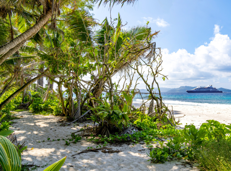 Klein und fein: Die Yacht Le Bougainville von Ponant vor den Seychellen (Foto Ponant)