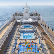 Kinderparadies und Pool auf der MSC Lirica (Foto MSC Cruises)