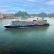 Celebrity Solstice in der Halong Bucht (Foto Celebrity Cruises)