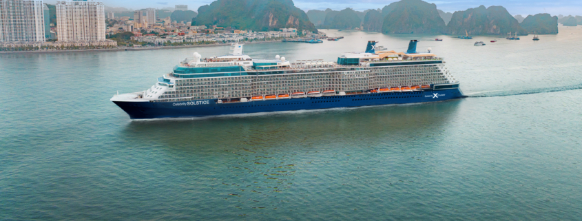 Celebrity Solstice in der Halong Bucht (Foto Celebrity Cruises)