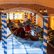 Hoher Besuch auf der Carnival Venezia: Santa ist da (Foto Carnival Cruise Line)