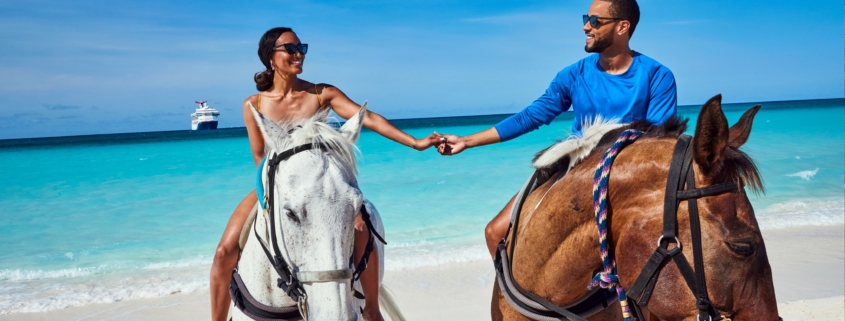 Strandausflug auf dem Pferderücken. Auch das wird auf Carnivals Privatinsel Half Moon Cay geboten. (Foto: Carnival Cruise Line)