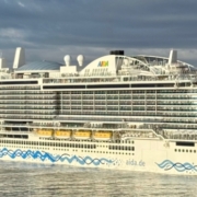 AIDAcosma im Hafen von Arrecife (Foto Stieger)