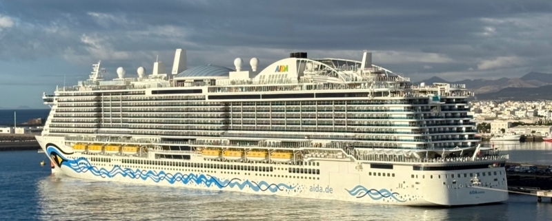 AIDAcosma im Hafen von Arrecife (Foto Stieger)