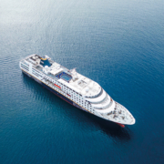 MS Hamburg Kreuzfahrtschiff auf dem Meer.