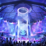 Im Aqua Dome der Star of the Seas können Gäste einen Rundum-Meerblick, einen 17 Meter hohen Wasserfall, Restaurants, Bars und die Aqua-Shows der Kreuzfahrtgesellschaft im hochmodernen AquaTheater geniessen (Rendering Royal Caribbean)