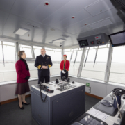 Ihre königliche Hoheit Prinzessin Anne auf der Brücke der Queen Anne (Foto Cunard)