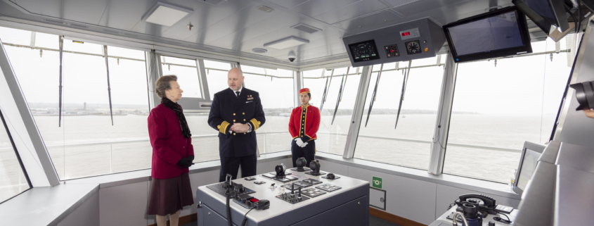 Ihre königliche Hoheit Prinzessin Anne auf der Brücke der Queen Anne (Foto Cunard)