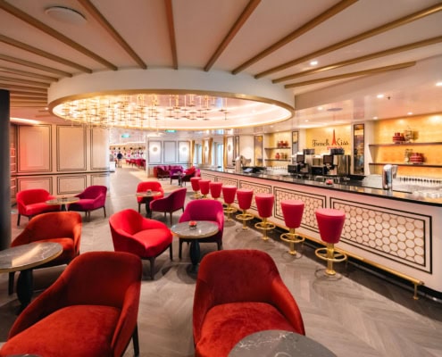 Elegante Kreuzfahrt-Lounge mit Bar, bequemen Sitzen und moderner Dekoration.