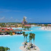Entspannen Sie an einem tropischen Strand mit kristallklarem Wasser und Palmen.