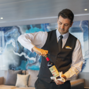 Butler Nenad Popovic serviert Wein auf der Scenic Eclipse, diskret und aufmerksam.