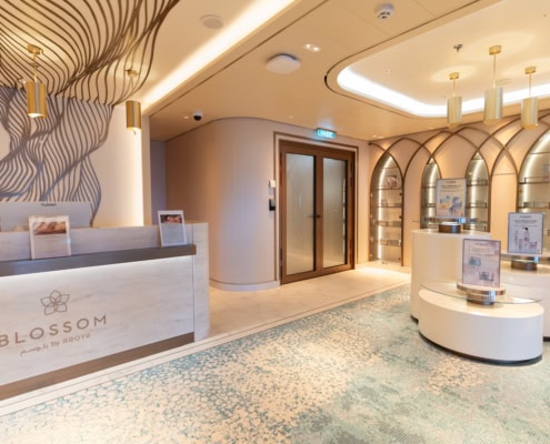 Eleganter Empfangsbereich des Spas auf der Aroya (alle Fotos Aroya Cruises)