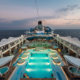 Viel Platz bietet der Haupt Pool der Aroya (Foto Aroya Cruises)