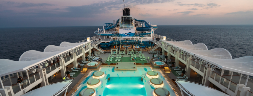 Viel Platz bietet der Haupt Pool der Aroya (Foto Aroya Cruises)