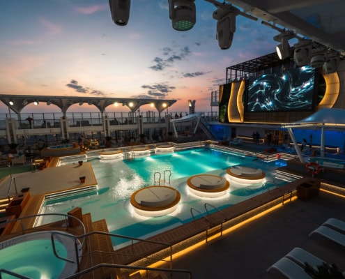 Schöner Sky Pool bei Sonnenuntergang.