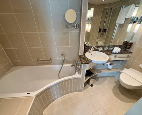 Eine Suite verfügt sogar über eine Badewanne