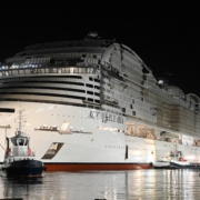 Das Aufschwimmen der MSC World Asia (Foto Biger)