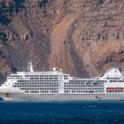Silver Spirit vor Santorini (Foto Silversea Cruises)
