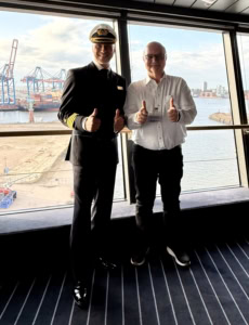 Kreuzfahrtblogger Hans Stieger mit Kapitän Jens Janauscheck