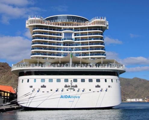 AIDAnova Kreuzfahrtschiff im Hafen, bereit für eine unvergessliche Kreuzfahrt.