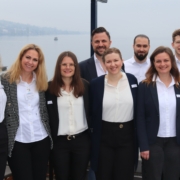 Freundliches Kreuzfahrtberatungsteam bei der Messe am Wasser.