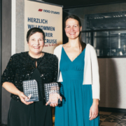 Mirjam Ganzert von e-hoi AG Deutschland nahm den Preis aus den Händen von Laura Wendler (rechts), nicko cruises Key Account Managerin Field Sales stellvertretend für e-hoi Schweiz entgegen (Foto nicko cruises)