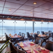 Luxusrestaurant an Bord der MSC Poesia mit Blick auf das Meer, modernisiert für exklusiven Komfort u.