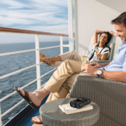 Paar entspannt auf Kreuzfahrtschiff mit Meerblick, Luxusreise, Weltreise, Kreuzfahrt Tipps.