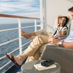 Paar entspannt auf Kreuzfahrtschiff mit Meerblick, Luxusreise, Weltreise, Kreuzfahrt Tipps.