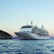 Luxus-Kreuzfahrtschiff bei Sonnenuntergang Elegantes Kreuzfahrtschiff auf dem Meer bei Sonnenuntergang, ideal für Luxus-Kreuzfahrten.