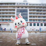 Konnichiwa Europa 2: Das kleine Luxusschiff wird im japanischen Beppu willkommen geheißen, (Foto Hapag-Lloyd Cruises)