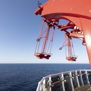 Die beeindruckende Überwasser-Schaukel Cliffhanger auf der MSC World Asia (Rendering MSC Cruises)